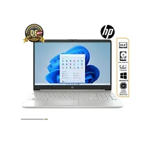 Laptop HP 15S-fq0007nia de couleur blanche, ouvert et affichant le bureau de Windows 11. Des icônes sur le côté droit décrivent ses caractéristiques : écran 15.6", 256 Go SSD, 6 heures d'autonomie et processeur Celeron Dual Core