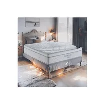 Image haute définition d'un matelas ORTOBOM M-CR1031 Freedom posé sur un sommier gris dans une chambre à coucher lumineuse. Le matelas blanc présente un matelassage distinctif, des bords gris et le nom "Freedom" brodé sur le côté