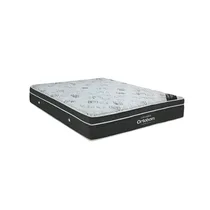 Matelas ORTOBOM M-CR1047 vu de trois quarts sur un fond blanc. La surface du matelas est blanche avec des motifs gris. Les côtés sont noirs avec un liseré blanc en forme de vague. Le logo ORTOBOM est visible sur le côté