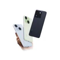 Smartphone Itel de différentes couleurs (bleu, vert et noir) flottant dans l'air. Le design est moderne, avec un grand écran et un module de caméra double à l'arrière