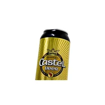 Verre rempli de bière Castel dorée avec mousse fine à côté de la canette