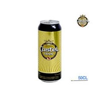 Cannette de bière blonde Castel Beer 50cl posée sur une table en extérieur