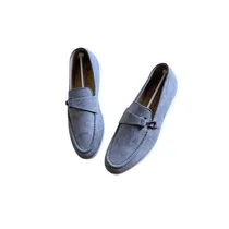 Détail de la bride et boucle métallique sur le dessus de la chaussure