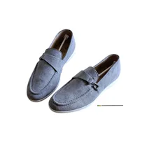 Mocassins Loro Piana en daim gris posés sur boîte beige