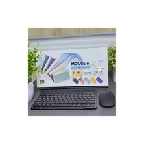 Une personne utilisant le kit clavier et souris sans fil avec une tablette dans un café.