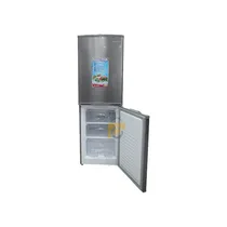 Intérieur du réfrigérateur Sharp 180L avec éclairage LED et clayettes en verre