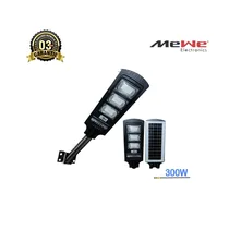 Lampe solaire LED 300W montée sur poteau dans une rue résidentielle