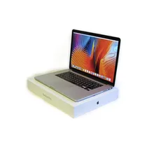 Vue latérale du MacBook Pro montrant ports et finition aluminium