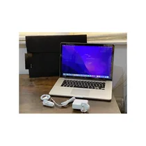 Vue reel du MacBook Pro montrant ports et finition aluminium