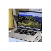 Clavier AZERTY du MacBook Pro avec écran Retina allumé