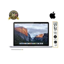 MacBook Pro 15 pouces bleu/argent ouvert sur bureau moderne