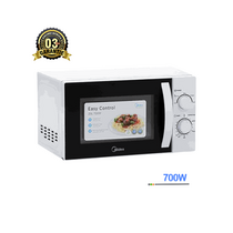 Micro-onde Midea MM720CGE-WT posé sur un plan de travail avec plat à l’intérieur