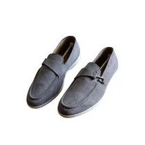Mocassins Loro Piana en daim gris posés sur boîte beige