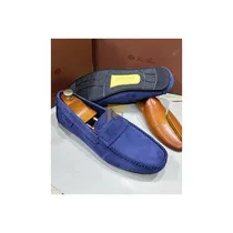 Gros-Plan-Matière-Daim-Clarks-Coutures-Finitions