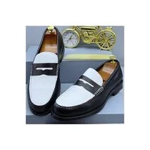 Gros-plan-finitions-surpiqûres-mocassin-cuir-homme-McJames