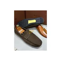 Gros-Plan-Matière-Daim-Clarks-Coutures-Finitions