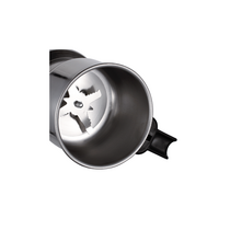 Vue rapprochée des lames en acier inoxydable dans le bol transparent