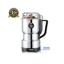 Blender RAF R7126 posé sur un plan de travail avec fruits et épices autour