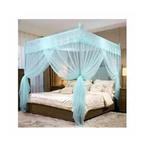 Moustiquaire avec bords en dentelle et trois ouvertures attachées aux poteaux, installée sur un lit Queen Size