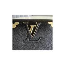 Détail du logo LV doré sur le rabat du sac