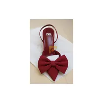 Zoom sur le nœud décoratif et la texture du cuir