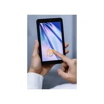 Étudiant utilisant la tablette pour prendre des notes