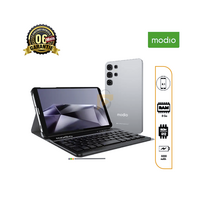 Tablette Modio M798 Pro 8,1 pouces et ses trois accessoires (clavier, souris, stylet) disposés à plat