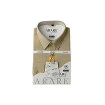 Zoom sur le tissu coton fin et les coutures ajustées