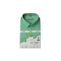 Homme portant la chemise Arare en situation professionnelle