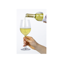 Gros plan sur le bouchon de la bouteille du Château Les Bouhets, soulignant le millésime 2021.