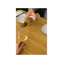 Verre de vin blanc moelleux de couleur jaune pâle, reflétant la douceur et la fraîcheur.