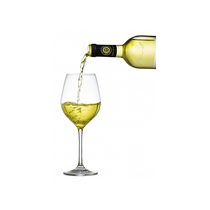 Verre de vin blanc moelleux avec une couleur jaune pâle, prêt à être dégusté.
