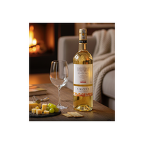 Verre de vin blanc doux, de couleur jaune or, prêt à être dégusté.