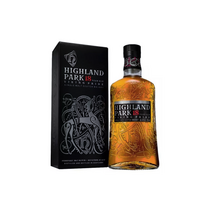 Bouteille de Highland Park 18 ans, posée, mettant en valeur l'étiquette rouge et la couleur ambrée du whisky