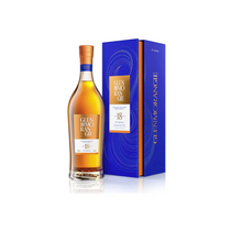 Verre à dégustation (Glencairn) rempli de whisky Glenmorangie 18 ans, d'une couleur ambrée profonde