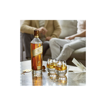 Verre de dégustation avec whisky Johnnie Walker 18 ans, montrant sa couleur ambrée et sa texture