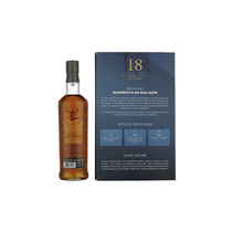Verre à whisky rempli de Glenfiddich 18 ans, montrant sa riche couleur dorée naturelle.