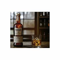 Détail de l’étiquette dorée du Dewar’s 18 ans Whisky écossais