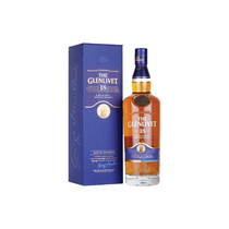 Verre de dégustation contenant le Glenlivet 18 Ans, sa robe dorée reflétant la lumière