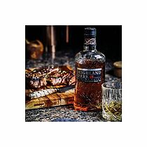 Verre à dégustation (Glencairn) rempli de whisky Highland Park 18 Ans, montrant la richesse de sa couleur naturelle