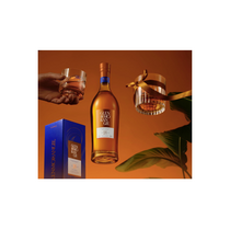 Verre à dégustation (Glencairn) rempli de whisky Glenmorangie 18 ans, d'une couleur ambrée profonde