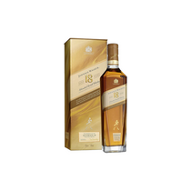 Gros plan sur l'étiquette Johnnie Walker 18 ans, soulignant le vieillissement et la mention 'Blended Scotch Whisky