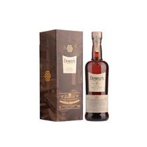 Détail de l’étiquette dorée du Dewar’s 18 ans Whisky écossais