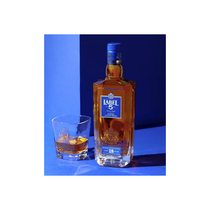 Bouteille Label 5 18 ans posée sur une table en bois avec lumière tamisée