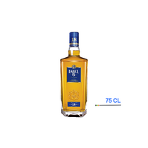 Bouteille Label 5 18 ans posée sur une table en bois avec lumière tamisée