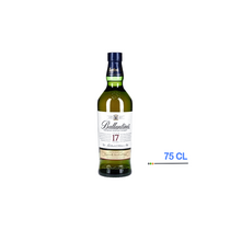 Bouteille Ballantine’s 17 ans posée sur une table en bois avec lumière tamisée