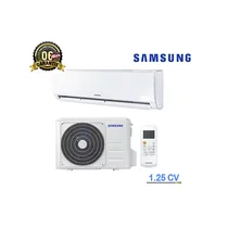 Climatiseur mural Samsung AR09CRHGAWK-AF 1.25 CV installé dans un salon moderne
