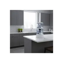 Vue du réservoir supérieur du filtre à eau en remplissage.