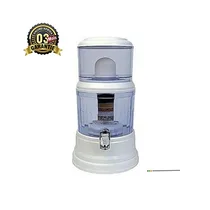 Filtre à eau 14L blanc posé sur un plan de cuisine.