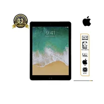 Apple iPad 9.7 (5e Génération) argent posé sur une table moderne